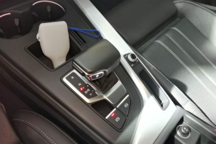 Used Audi A4L 2022 40 TFSI Luxury Dynamic Model Gear Lever