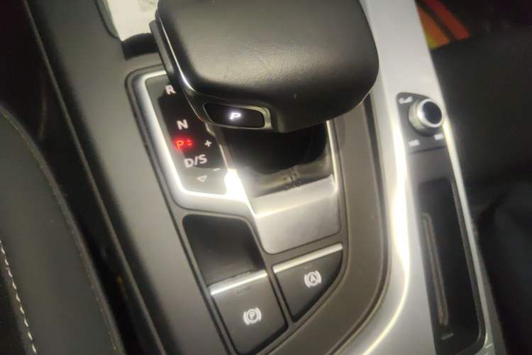 Used Audi A4L 2022 40 TFSI Fashion Dynamic Model Gear Lever