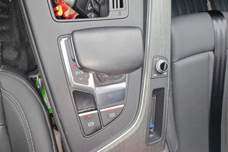 Used Audi A4L 2022 40 TFSI Stylish and Elegant Edition Gear Lever