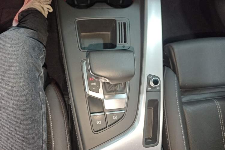 Used Audi A4L 2022 40 TFSI Luxury Dynamic Model Gear Lever