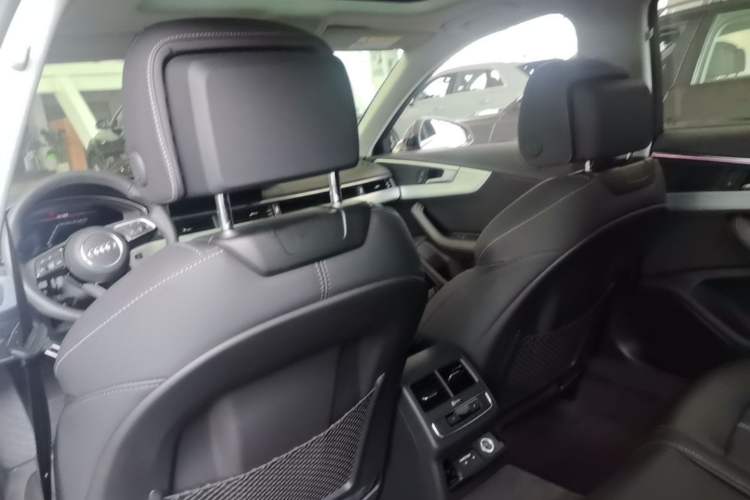 Used Audi A4L 2022 40 TFSI Luxury Dynamic Model Headliner