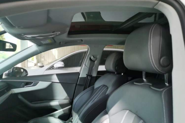 Used Audi A4L 2022 40 TFSI Luxury Dynamic Model Headliner