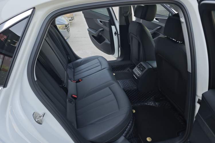 Used Audi A4L 2022 40 TFSI Stylish and Elegant Edition Interior 4