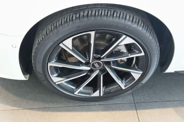 Used Audi A4L 2022 40 TFSI Luxury Dynamic Model Left Front Wheel Hub