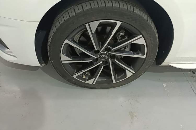 Used Audi A4L 2022 40 TFSI Stylish and Elegant Edition Left Front Wheel Hub