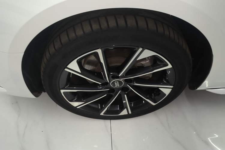 Used Audi A4L 2022 40 TFSI Stylish and Elegant Edition Left Front Wheel Hub
