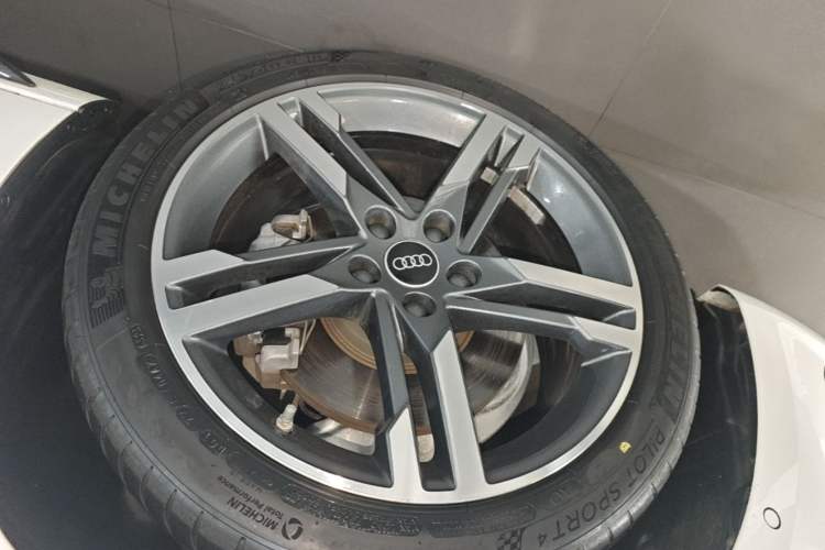 Used Audi A4L 2022 40 TFSI Luxury Dynamic Model Left Front Wheel Hub
