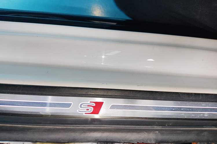 Used Audi A4L 2022 40 TFSI Luxury Dynamic Model Left Side Sill