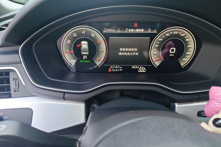 Used Audi A4L 2022 40 TFSI Luxury Dynamic Model Odometer Close Up