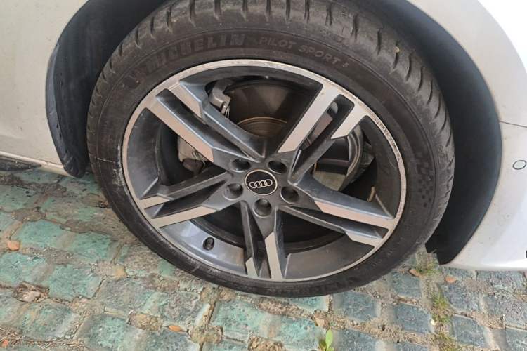 Used Audi A4L 2022 40 TFSI Luxury Dynamic Model Right Front Wheel Hub