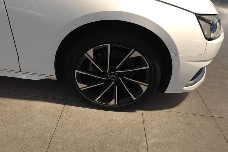 Used Audi A4L 2022 40 TFSI Stylish and Elegant Edition Right Front Wheel Hub