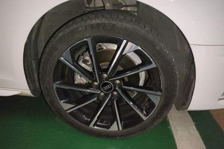 Used Audi A4L 2022 40 TFSI Stylish and Elegant Edition Right Front Wheel Hub