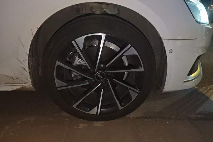 Used Audi A4L 2022 40 TFSI Luxury Prestige Edition Right Front Wheel Hub