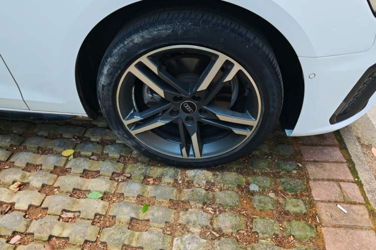 Used Audi A4L 2022 40 TFSI Luxury Dynamic Model Right Front Wheel Hub