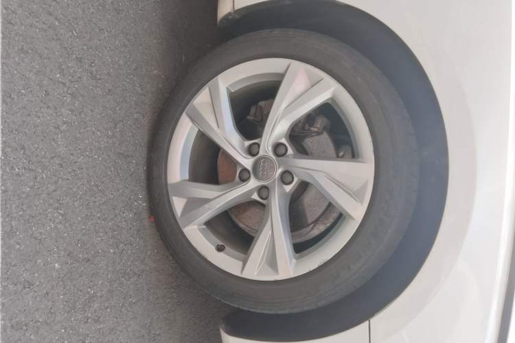 Used Audi A4L 2022 40 TFSI Luxury Prestige Edition Right Front Wheel Hub