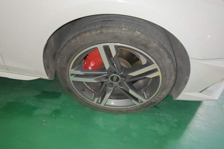 Used Audi A4L 2022 40 TFSI Stylish and Elegant Edition Right Front Wheel Hub