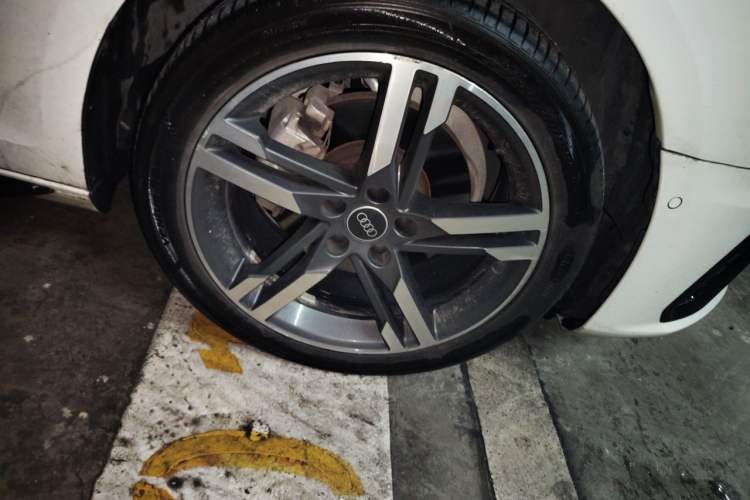 Used Audi A4L 2022 40 TFSI Luxury Dynamic Model Right Front Wheel Hub