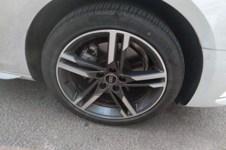 Used Audi A4L 2022 40 TFSI Stylish and Elegant Edition Right Front Wheel Hub