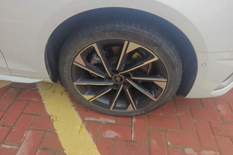 Used Audi A4L 2022 40 TFSI Luxury Prestige Edition Right Front Wheel Hub