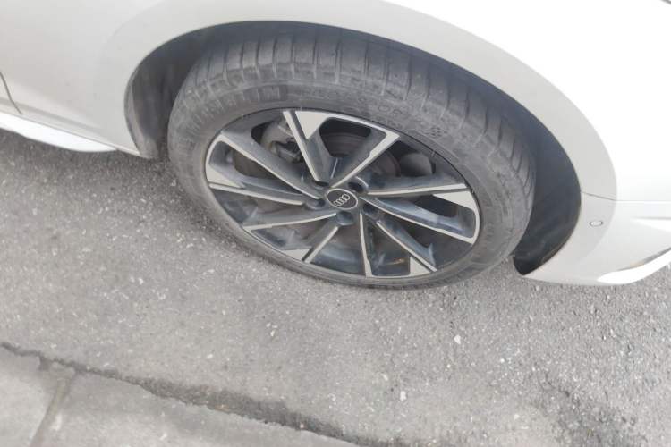 Used Audi A4L 2022 40 TFSI Luxury Prestige Edition Right Front Wheel Hub