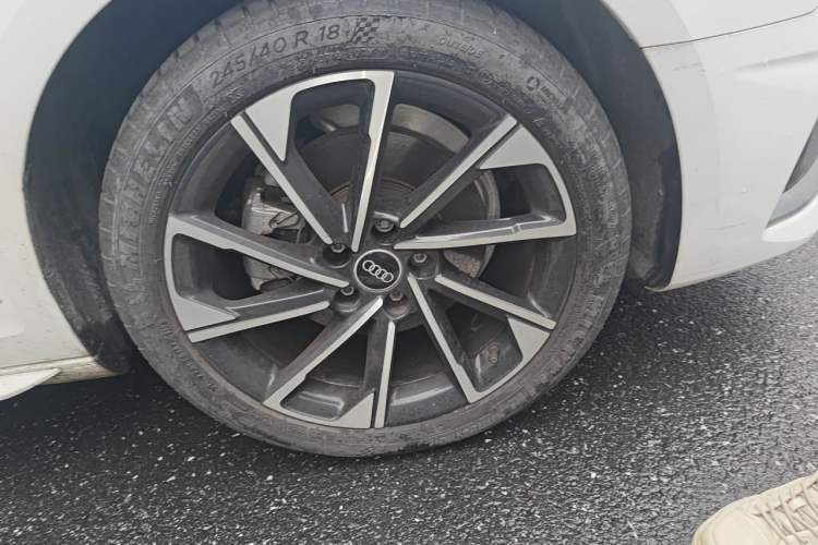 Used Audi A4L 2022 40 TFSI Stylish and Elegant Edition Right Front Wheel Hub
