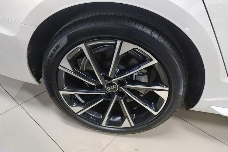 Used Audi A4L 2022 40 TFSI Stylish and Elegant Edition Right Rear Wheel Hub