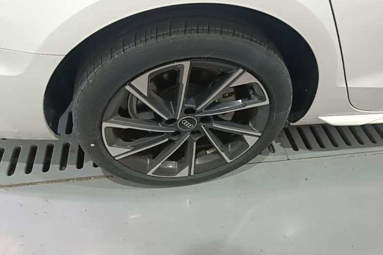 Used Audi A4L 2022 40 TFSI Stylish and Elegant Edition Right Rear Wheel Hub