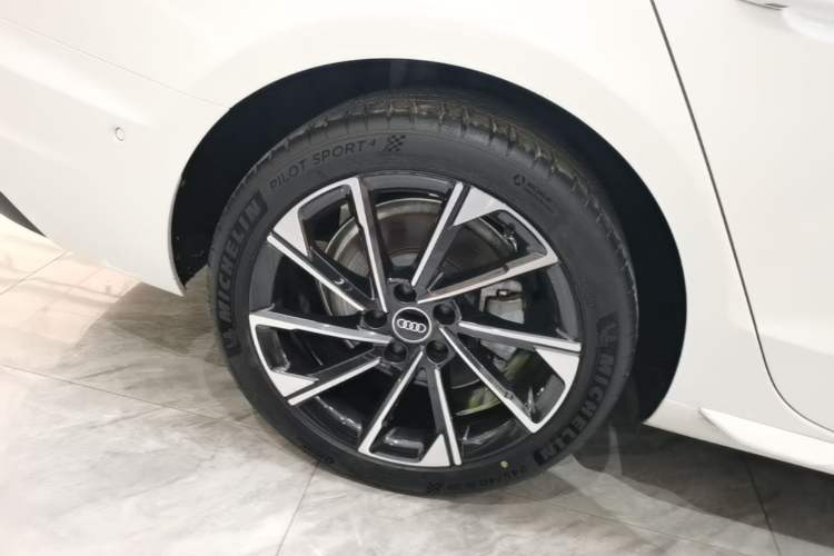 Used Audi A4L 2022 40 TFSI Luxury Prestige Edition Right Rear Wheel Hub