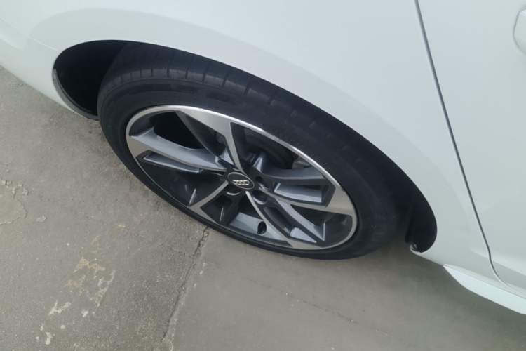 Used Audi A4L 2022 40 TFSI Stylish and Elegant Edition Right Rear Wheel Hub
