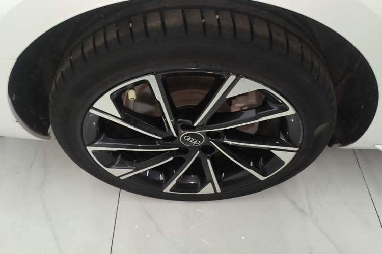 Used Audi A4L 2022 40 TFSI Stylish and Elegant Edition Right Rear Wheel Hub