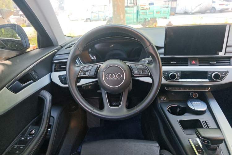 Used Audi A4L 2022 40 TFSI Luxury Dynamic Model Steering Wheel