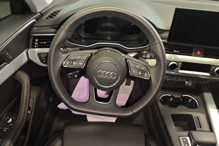 Used Audi A4L 2022 40 TFSI Luxury Dynamic Model Steering Wheel