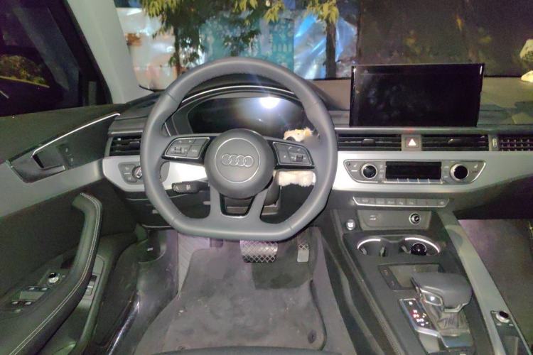 Used Audi A4L 2022 40 TFSI Luxury Dynamic Model Steering Wheel