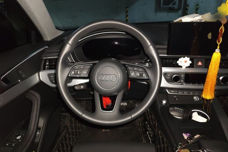 Used Audi A4L 2022 40 TFSI Luxury Dynamic Model Steering Wheel