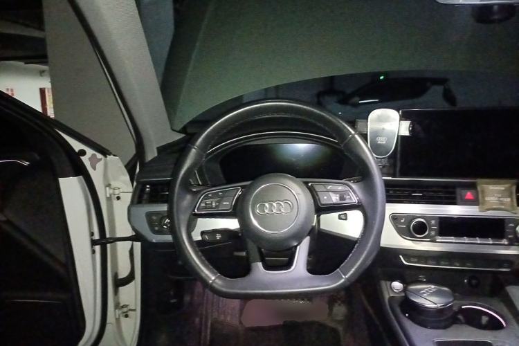 Used Audi A4L 2022 40 TFSI Luxury Dynamic Model Steering Wheel