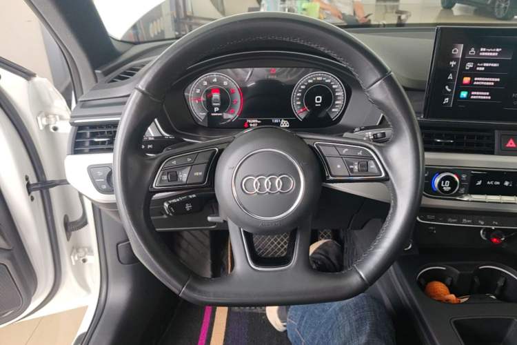Used Audi A4L 2022 40 TFSI Luxury Dynamic Model Steering Wheel