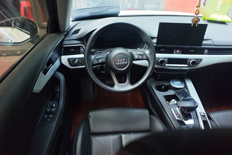 Used Audi A4L 2022 40 TFSI Luxury Dynamic Model Steering Wheel