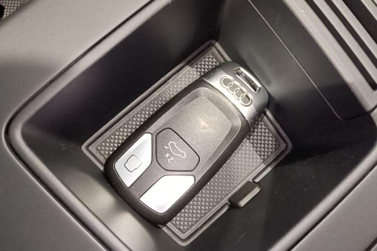 Used Audi A4L 2022 40 TFSI Luxury Dynamic Model Vehicle Key
