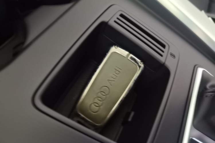 Used Audi A4L 2022 40 TFSI Luxury Dynamic Model Vehicle Key