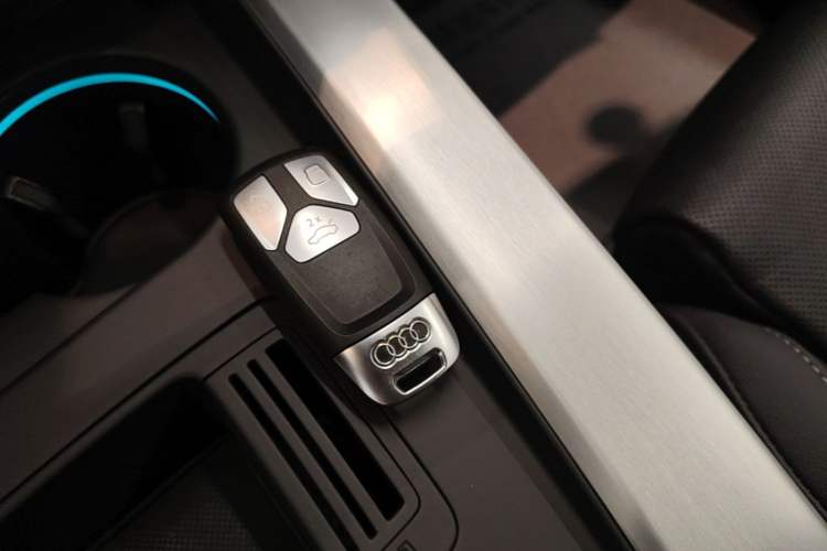 Used Audi A4L 2022 40 TFSI Luxury Dynamic Model Vehicle Key