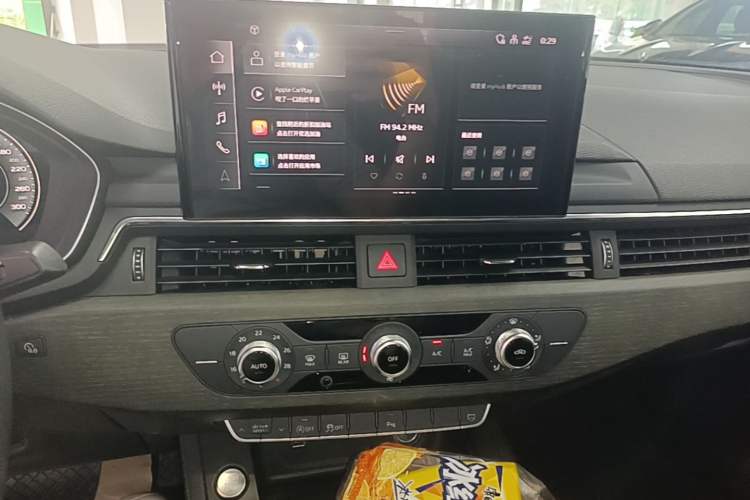 Used Audi A4L 2023 40 TFSI Fashionable and Elegant Version Audio And AC Panel