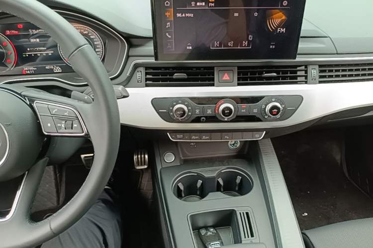 Used Audi A4L 2023 40 TFSI Fashion Dynamic Model Audio And AC Panel