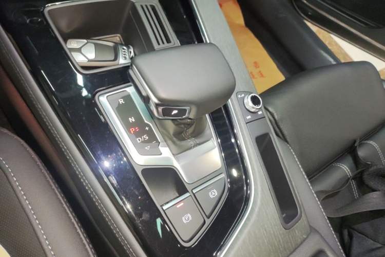 Used Audi A4L 2023 40 TFSI Luxury Dynamic Model Gear Lever