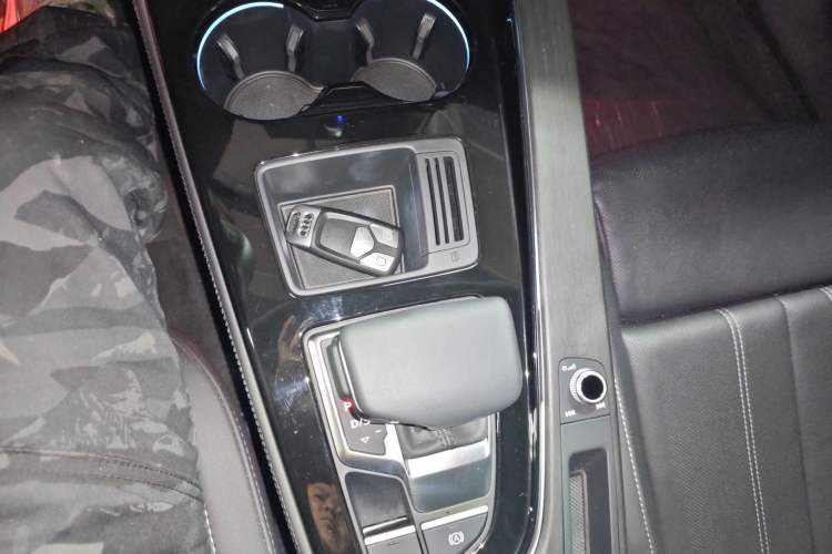 Used Audi A4L 2023 40 TFSI Luxury Dynamic Model Gear Lever