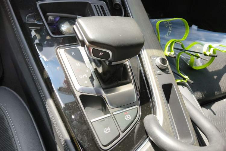 Used Audi A4L 2023 40 TFSI Luxury Dynamic Model Gear Lever