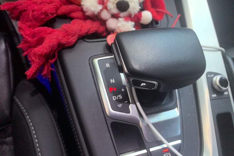 Used Audi A4L 2023 40 TFSI Luxury Dynamic Model Gear Lever