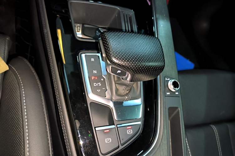 Used Audi A4L 2023 40 TFSI Luxury Dynamic Model Gear Lever