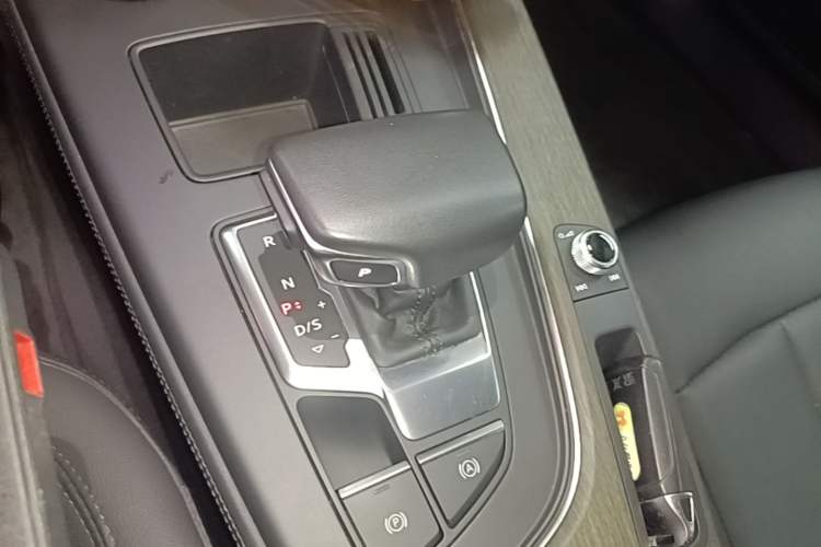 Used Audi A4L 2023 40 TFSI Fashionable and Elegant Version Gear Lever