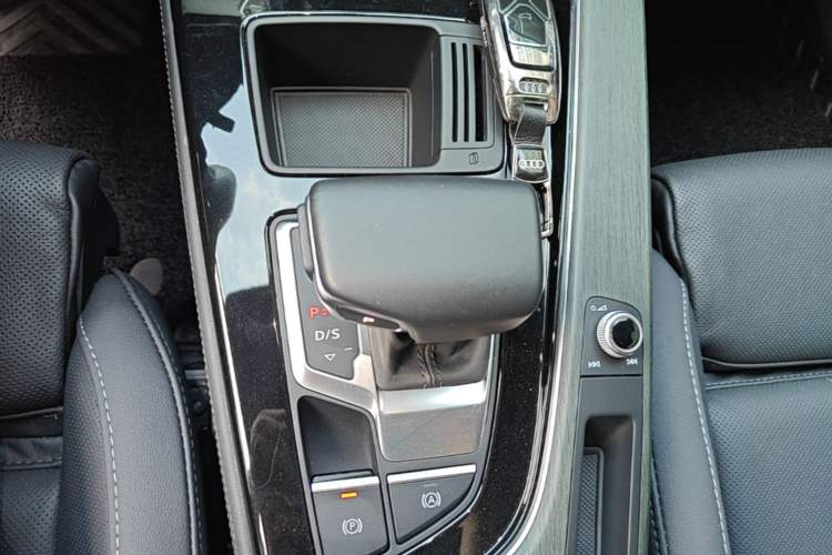 Used Audi A4L 2023 40 TFSI Luxury Dynamic Model Gear Lever