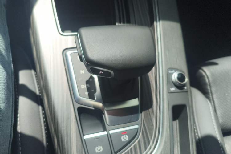 Used Audi A4L 2023 40 TFSI Luxury Dynamic Model Gear Lever